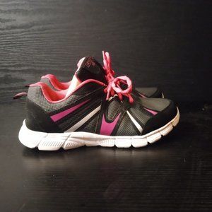 Danskin Now: Sneakers size 5